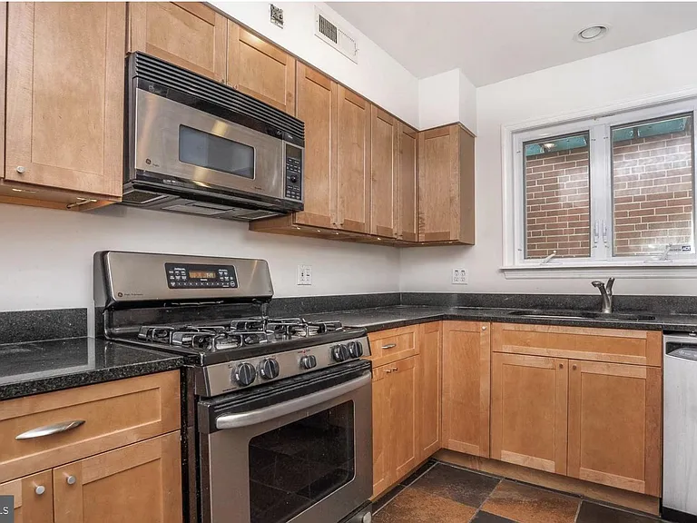115 E West St — Photo 9