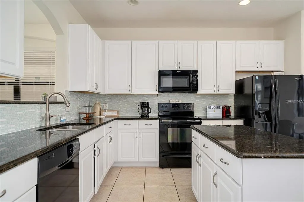 6 bed, 4.5 bath, 2874 sqft, $4,000 — Photo 3
