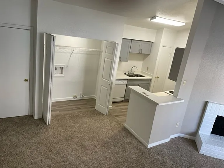 Emerald Cove Apartments — Photo 175