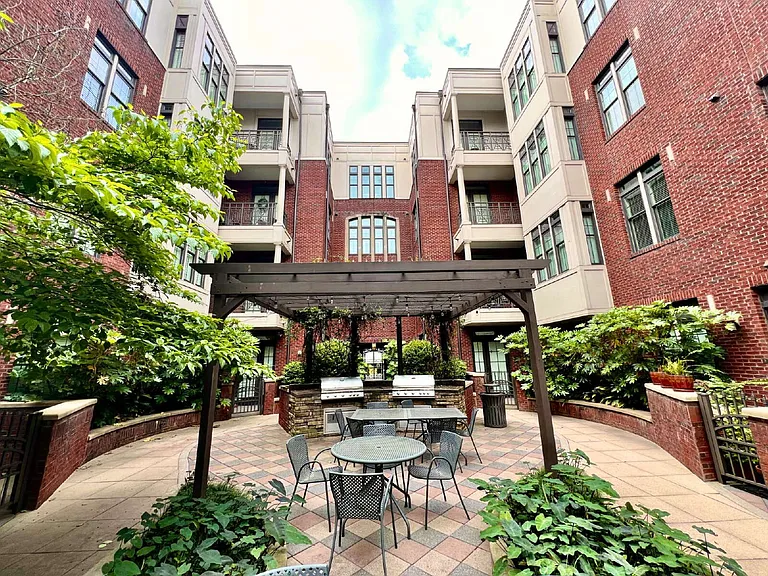 2810 Selwyn Ave #111 — Photo 4