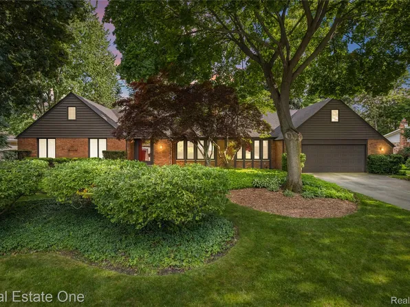 28330 E Blom Dr, Harrison Township, MI 48045