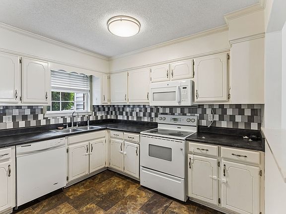5th image of 755 E Northfield Blvd