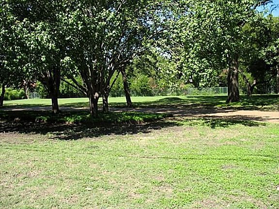 4th image of 5833 Woodland Dr