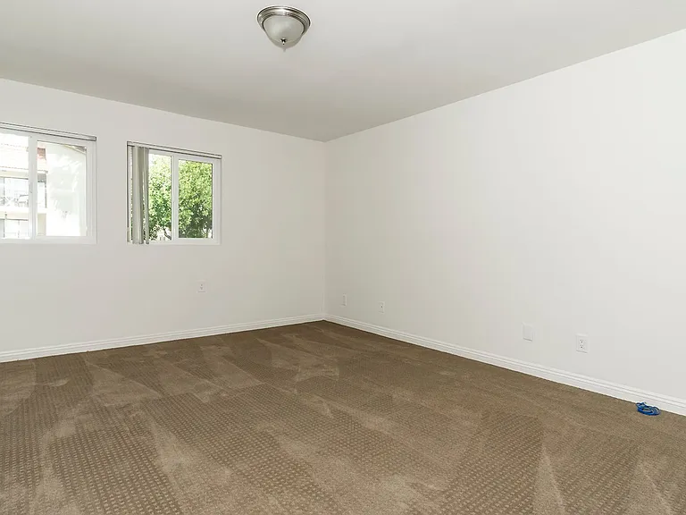 321 N Cedar St — Photo 36