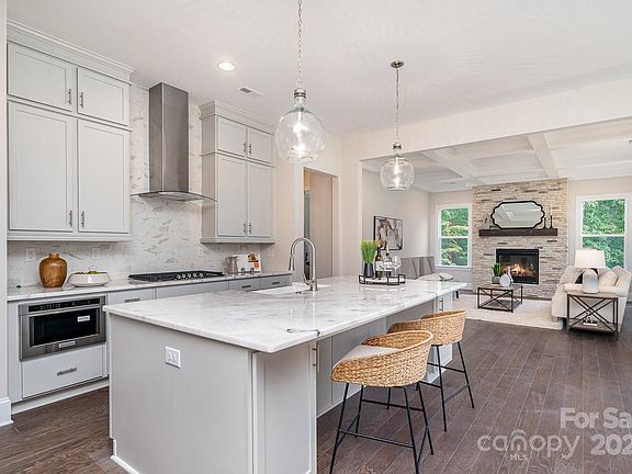 3rd image of 562 Shepherd Ln