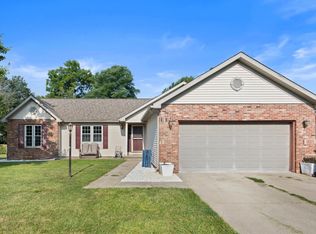 2524 Hidden Oaks Dr, Charleston, IL 61920