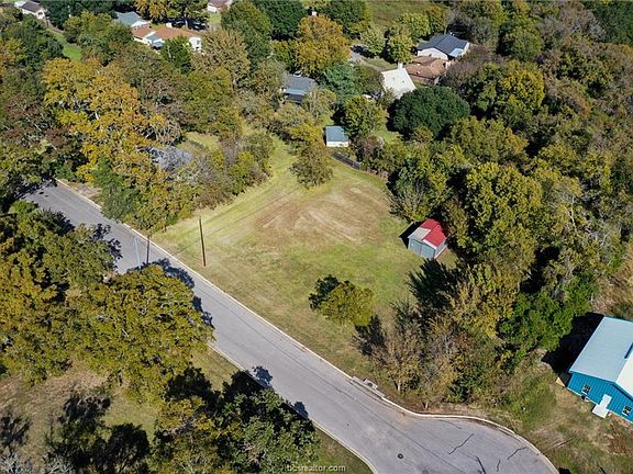 2nd image of 305 Hampshire Dr