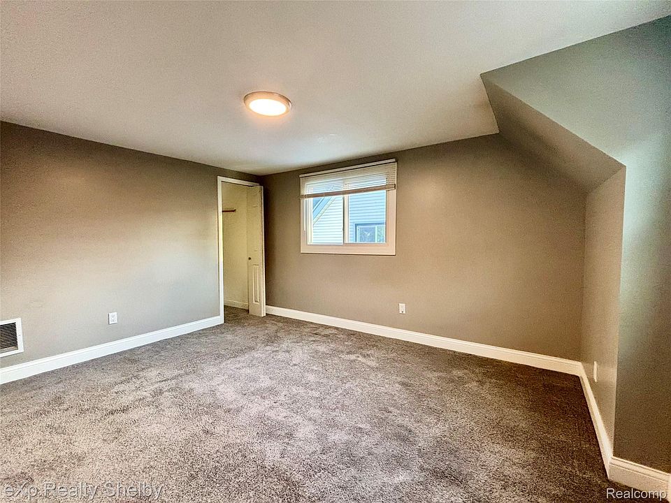 385 S Marshall St, photo 16