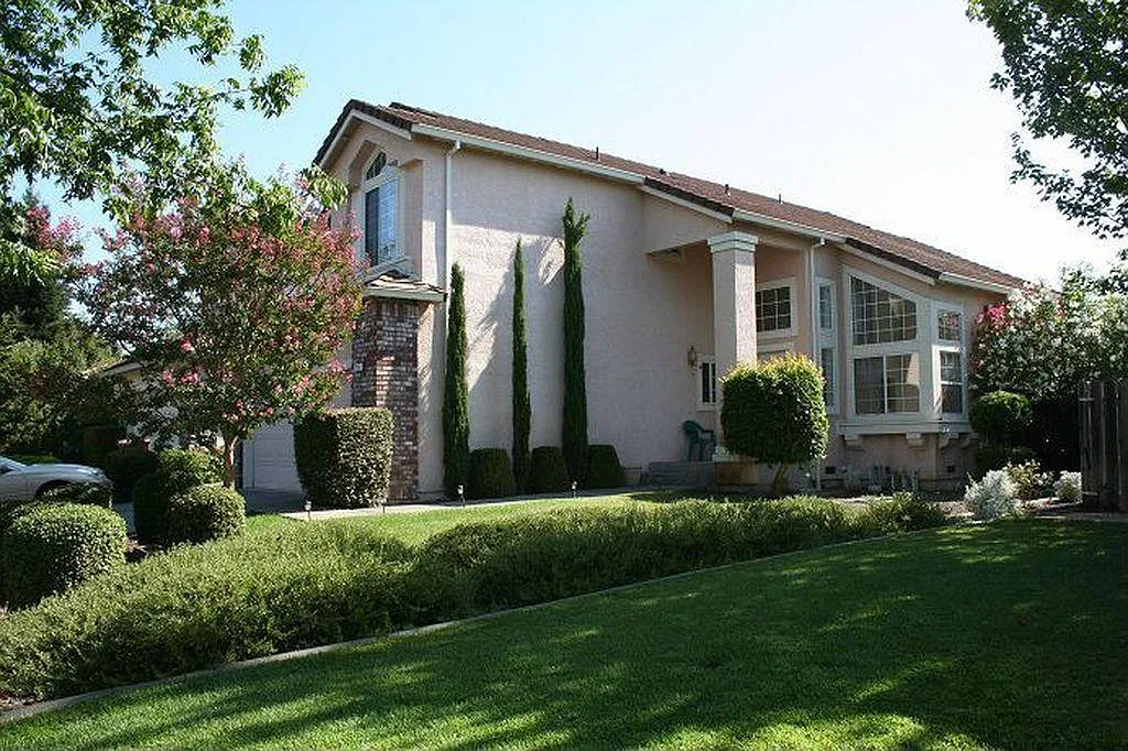 Green setting - 2157 Camenson St