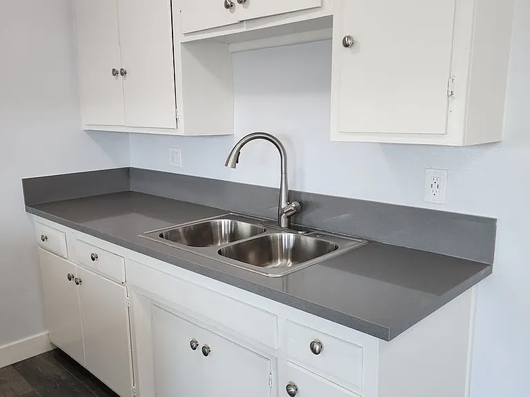 1123 E Hellman St — Photo 3