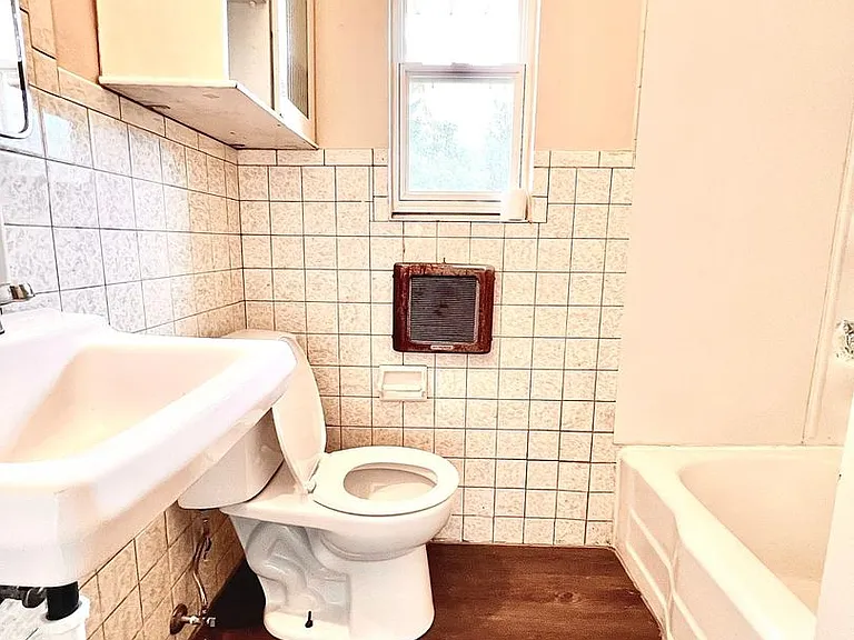 2530 Pleasant St — Photo 9
