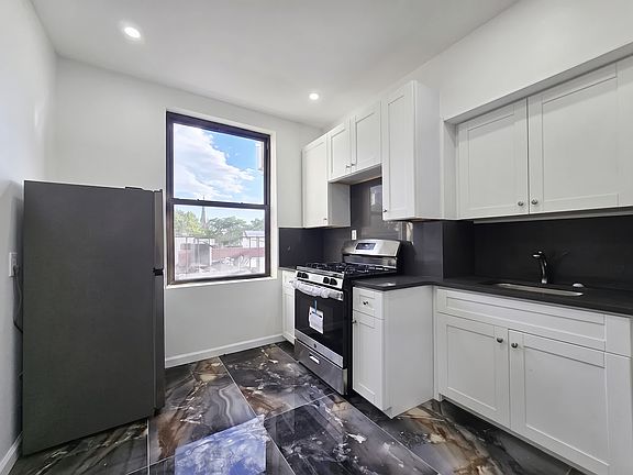 4th image of 168 22nd St #3R
