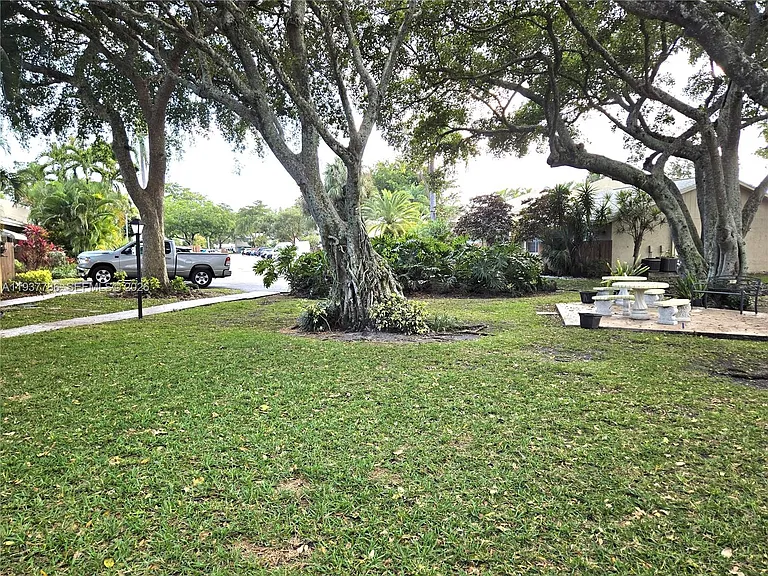 842 Banks Rd — Photo 8