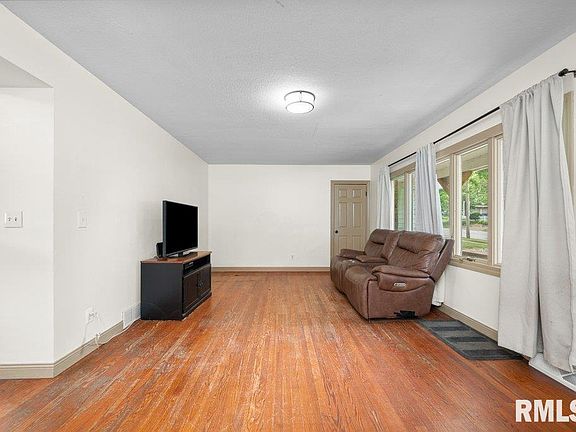 5th image of 2835 Washington St