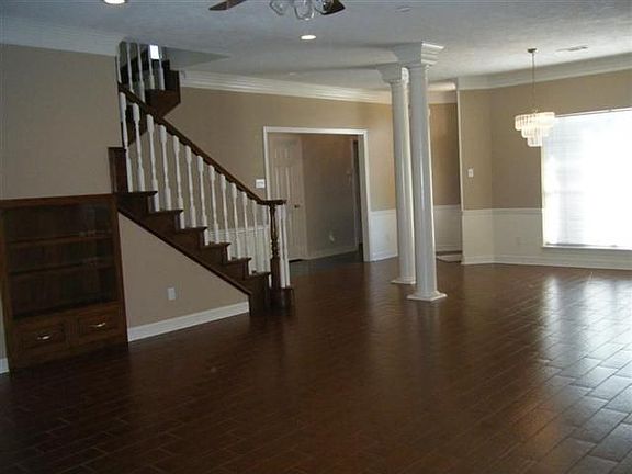 2nd image of 2404 Elm