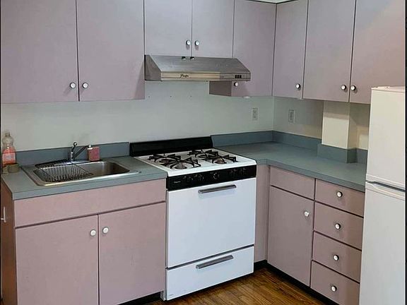 3rd image of 294 Broome St Room 4