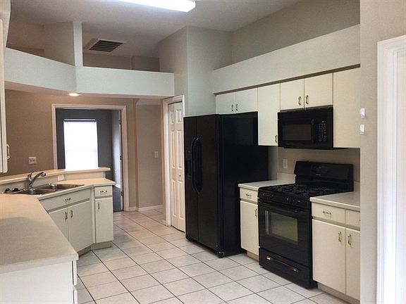3rd image of 30719 Tremont Dr