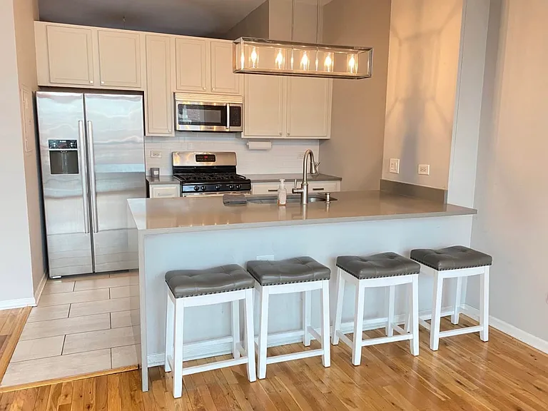 340 W Superior St #1106 — Photo 3
