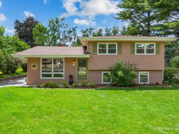 202 Hickory Rd, Oakwood Hills, IL 60013