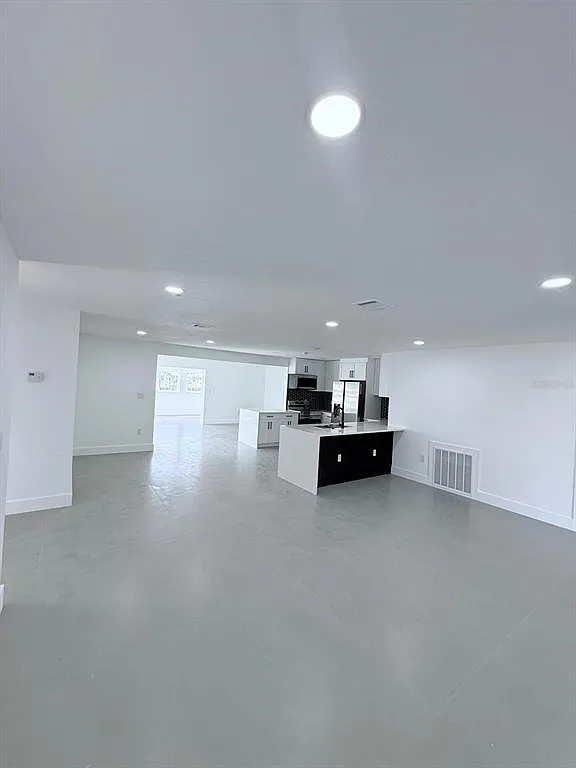 3 bed, 2.0 bath, 1889 sqft, $6,250 — Photo 2