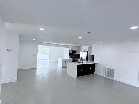 2nd image of 720 Capri Blvd