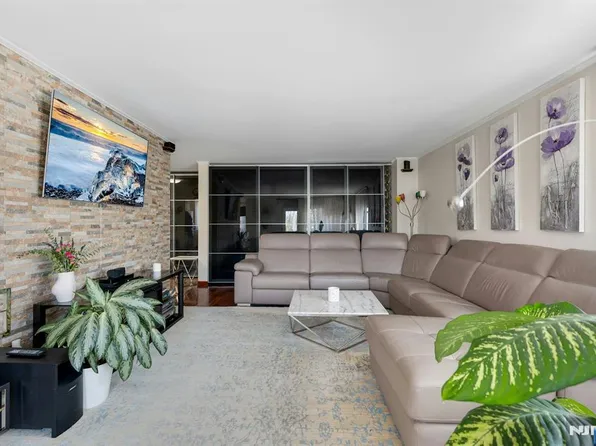 2150 Center Ave APT 4E, Fort Lee, NJ 07024