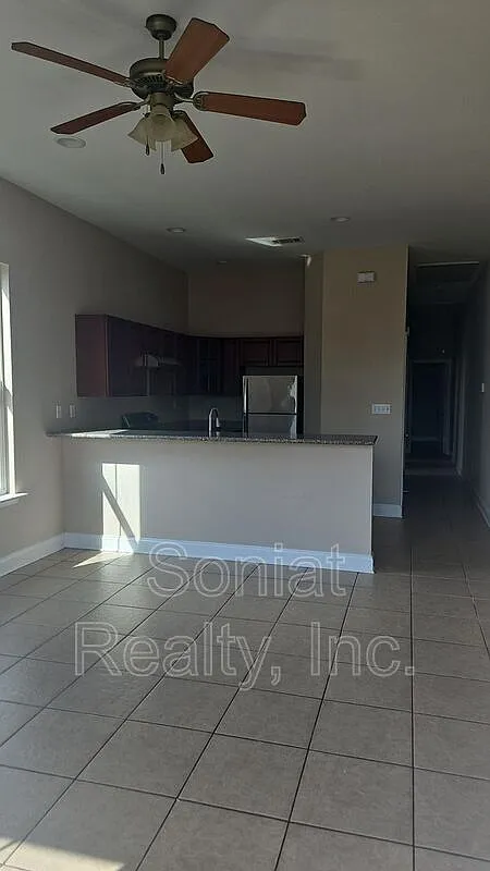2 bed, 1.0 bath, 900 sqft, $1,275 — Photo 2