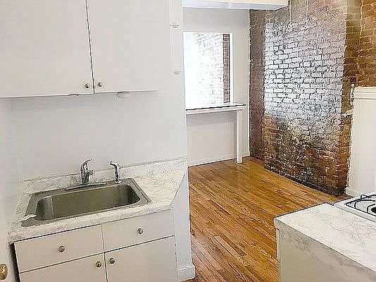 4th image of 340 E 13th St #3B