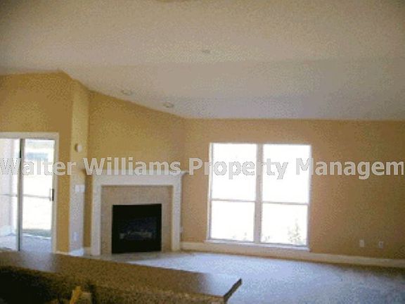 3rd image of 916 Oxford Dr
