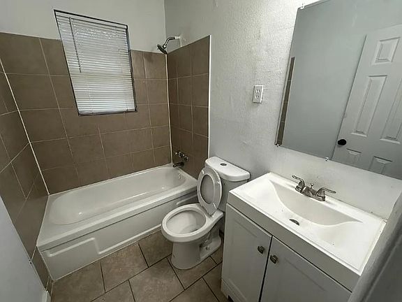 2nd image of 1344 Hyde Park Blvd