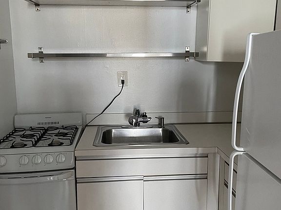 4th image of 15 E 71st St APT 5A