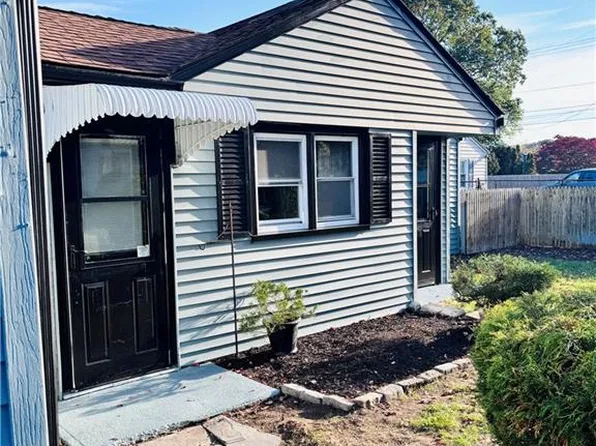 76 Novelty Rd, Warwick, RI 02889