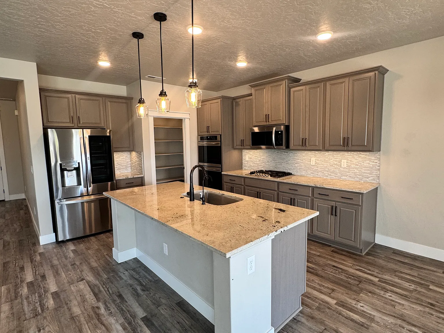 4 bed, 2695 sqft, $2,850 — Photo 2