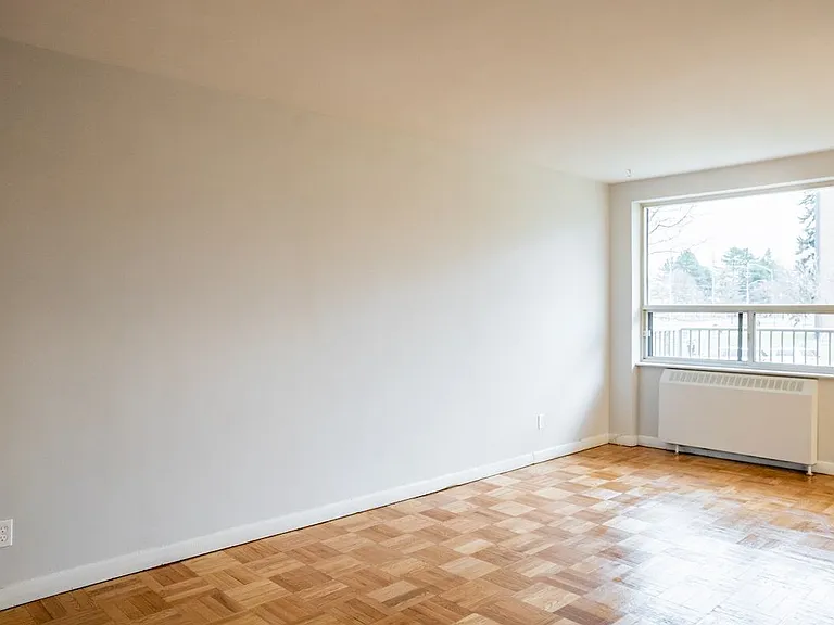 1004 Lawrence Ave E — Photo 10