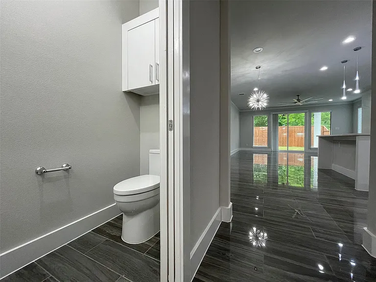 2417 N Winnetka Ave — Photo 4