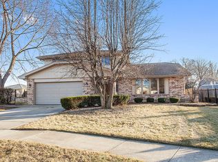 8117 Saint James Ct, Orland Park, IL