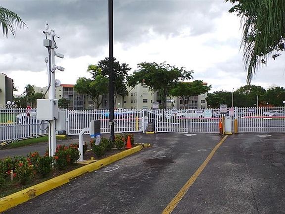 3rd image of 1830-81 N Lauderdale Ave #4411