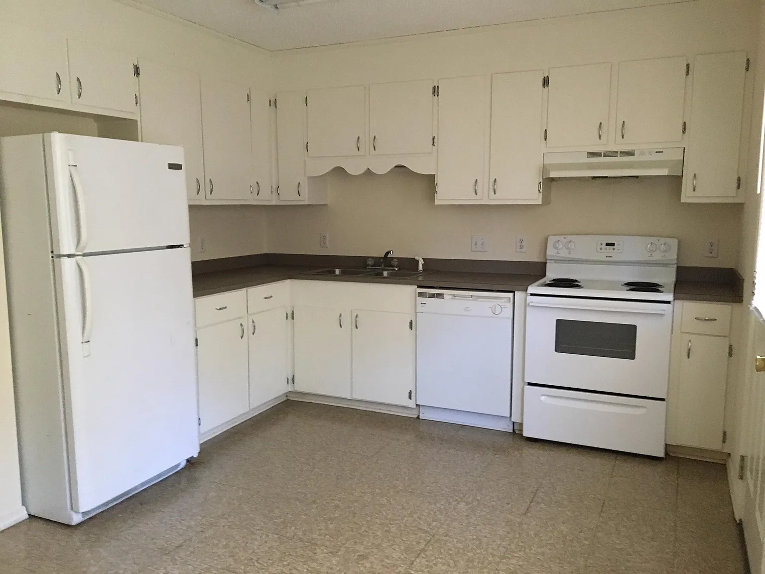 2 bed, 1.5 bath, 1015 sqft, $1,050 — Photo 2