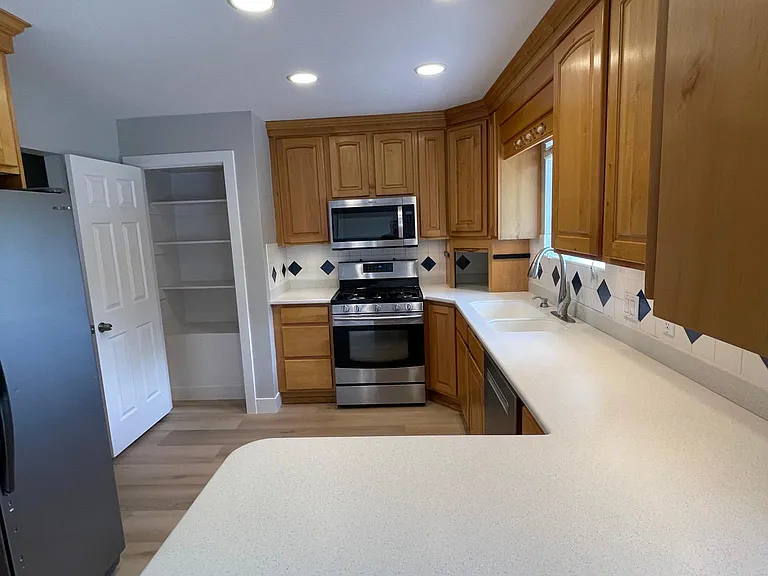1097 Grove Creek Dr — Photo 5