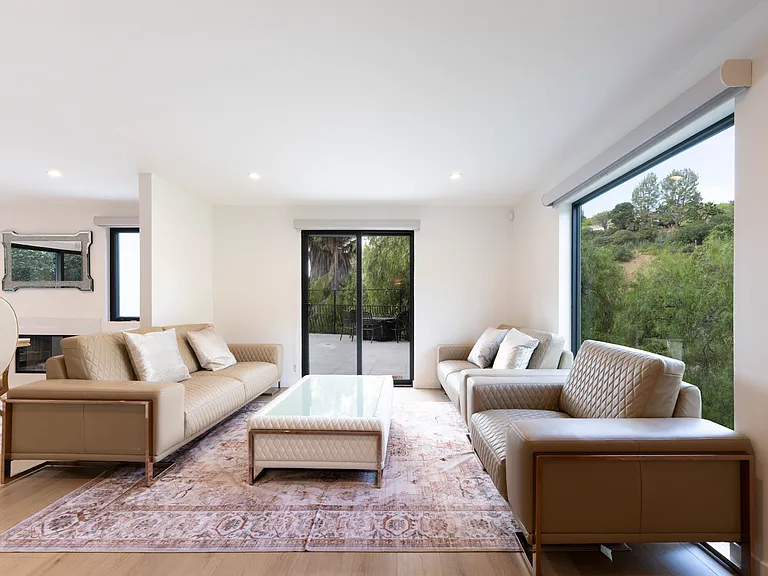 2450 Coldwater Canyon Dr — Photo 29