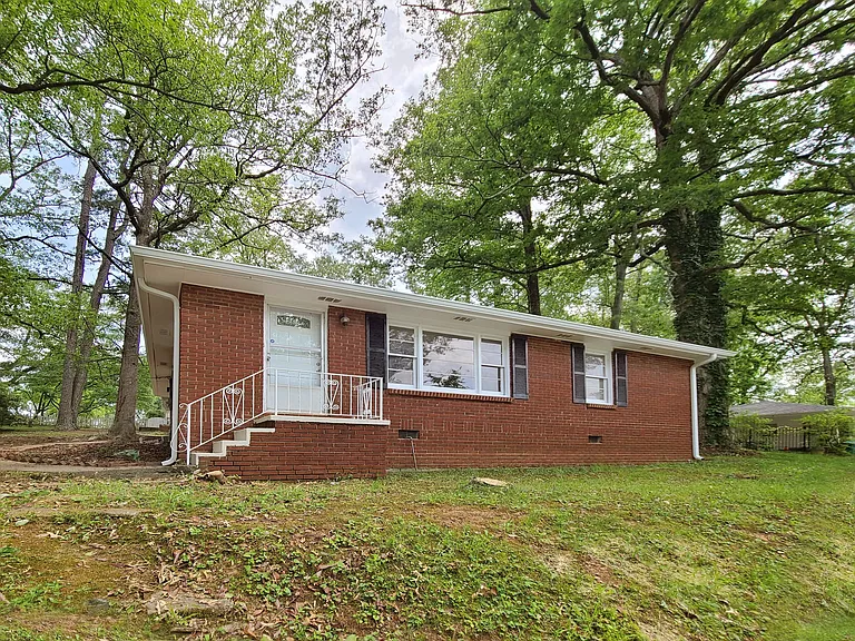 3225 Forrest Hills Dr SW — Photo 3