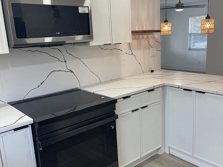 New stove, microwave and fridge.