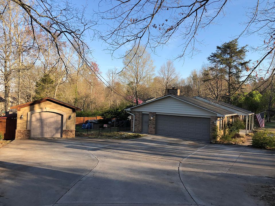2nd image of 921 Irwin Rd