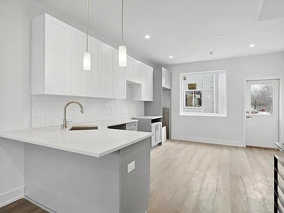 4th image of 2149 E Orleans St