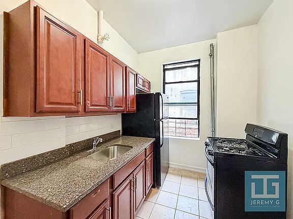 5th image of 131 Nagle Ave #53