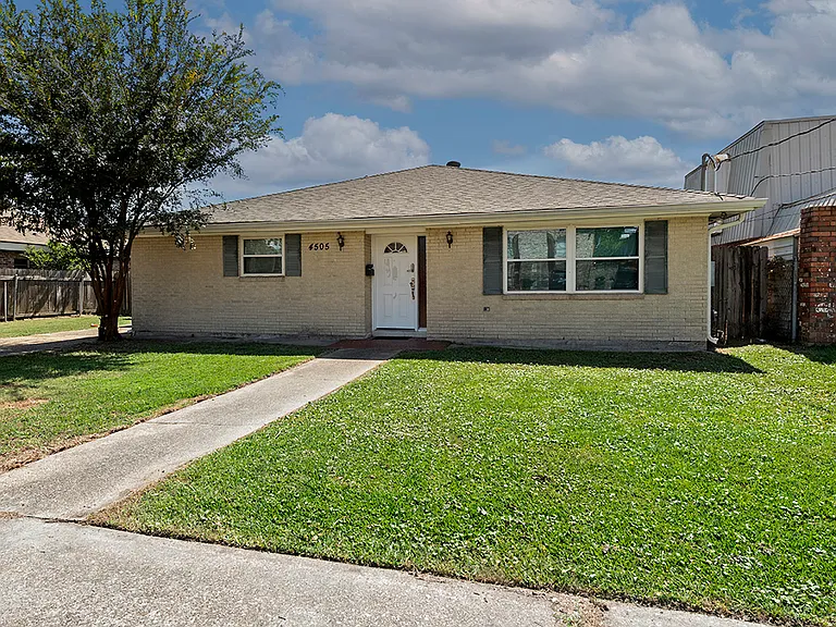 4505 Laplace St — Photo 2