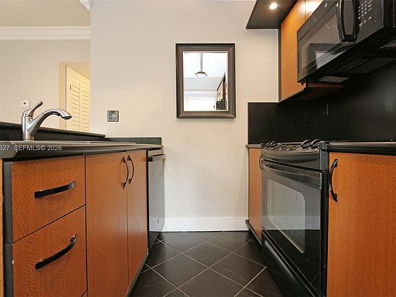 5th image of 3395 Franklin Ave APT D