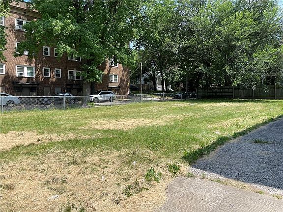 5th image of 817 E Linwood Blvd