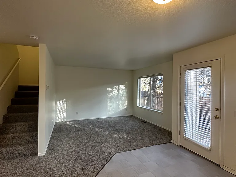 985 NE Hidden Valley Dr — Photo 3