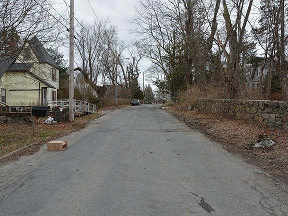 4th image of 137 Winter St